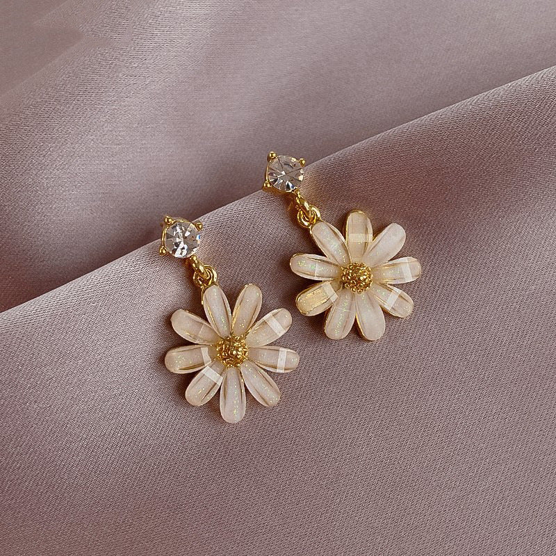 Örhängen i prästkrage med 18 karat guldpläterade pärlor