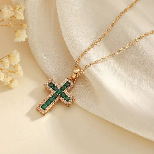 Solene Emerald Cross Pendant Necklace | Guld
