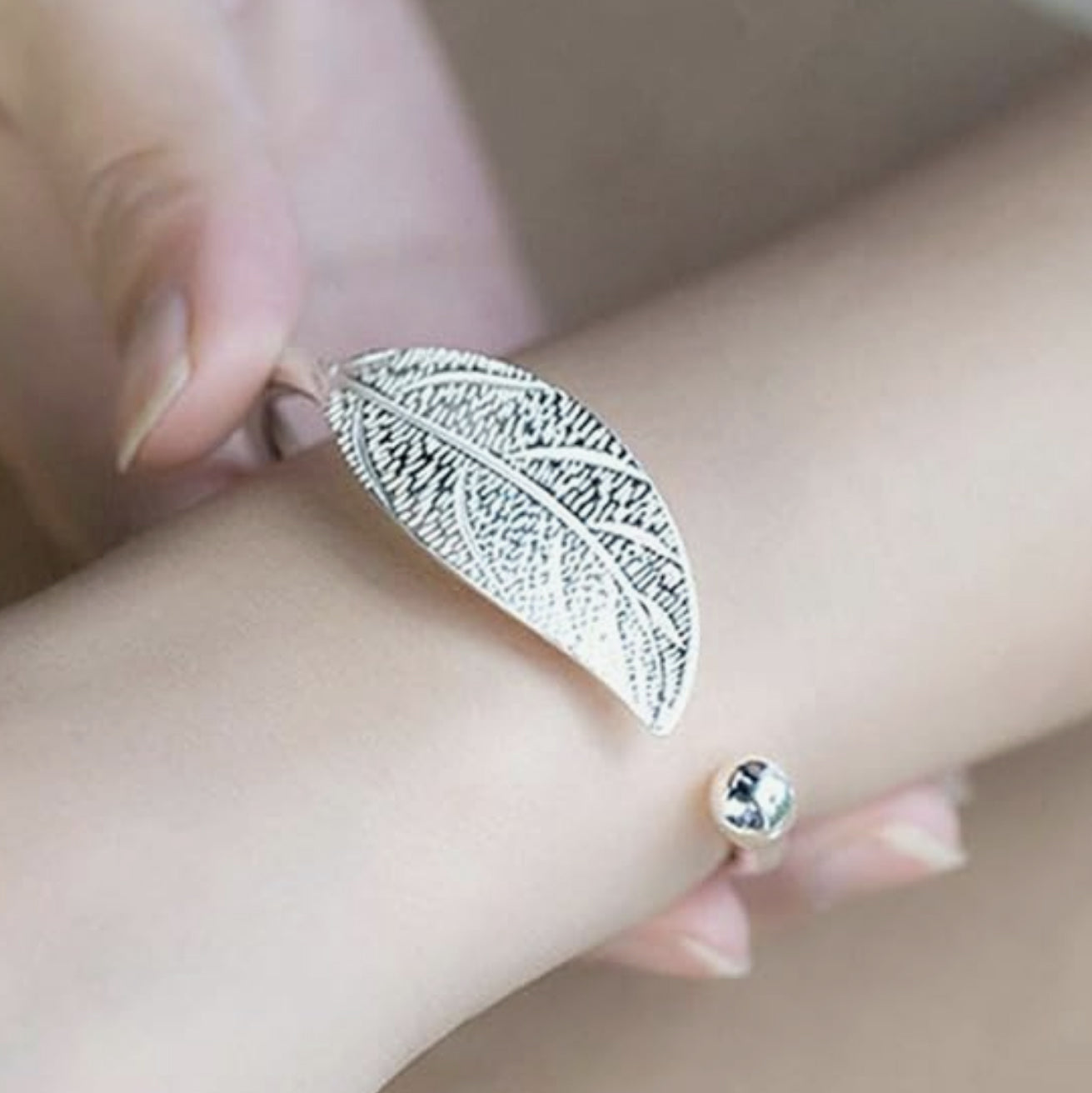 Justerbart armband i elegant silverfärgad bladform för kvinnor