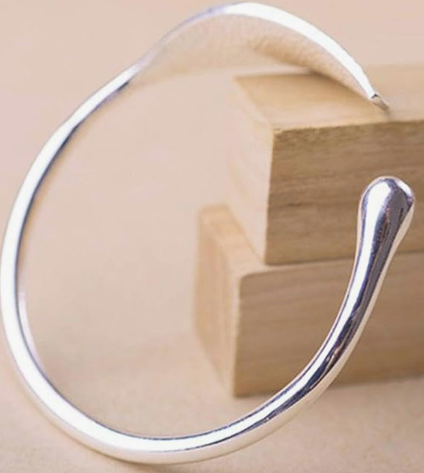 Justerbart armband i elegant silverfärgad bladform för kvinnor