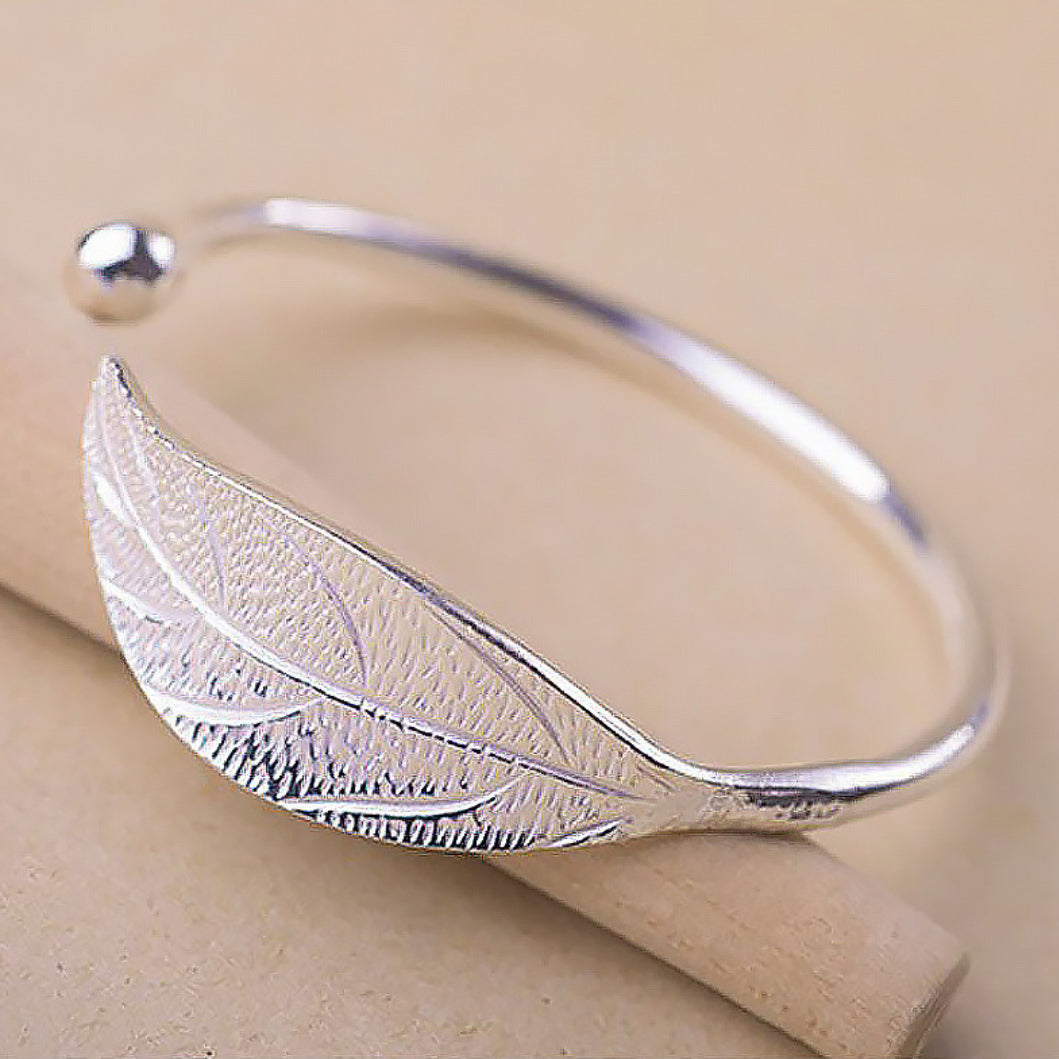 Justerbart armband i elegant silverfärgad bladform för kvinnor