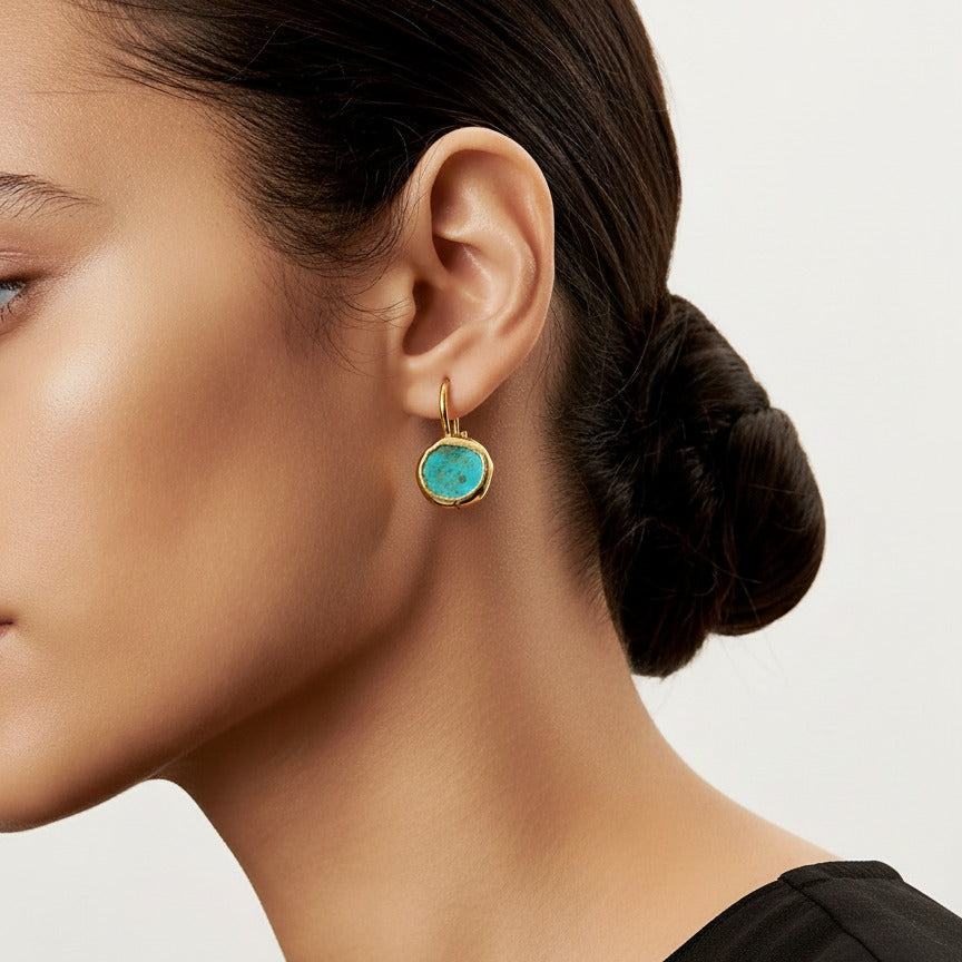 Örhängen i guld med turkos sten