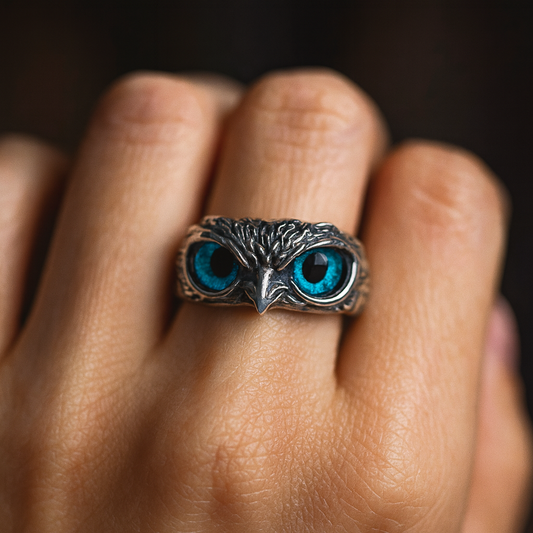 Justerbar ring med lyckobringande uggla i silver och opal